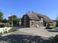 902466 Gezicht op de voor- en zijgevel van boerderij Dijkzicht (Polderweg 2) te Haarzuilens (gemeente Utrecht). In de ...